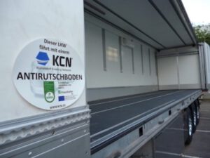 Sideliner mit Antirutschboden, im Vordergrund KCN-Plakette mit Dekra und Fraunhofer-Logo