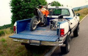 Pick-up mit Ladeflächenbeschichtung und geladenem Dirtbike