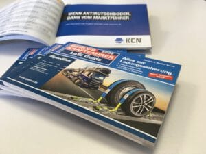 Ein Stapel des Lasi Guide 2022 der Berufskraftfahrer-Zeitung